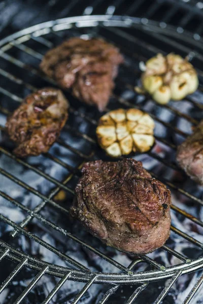 Biefstuk met knoflook bereid op barbecue — Stockfoto