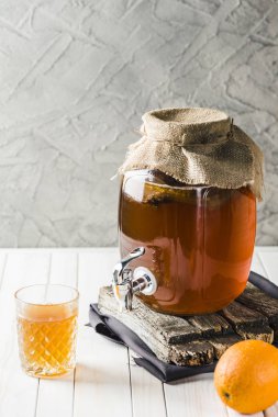 Yararlı bakteriler ile Kombucha çay içeceği