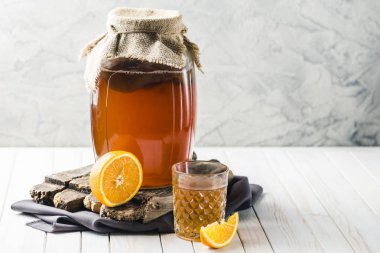 Yararlı bakteriler ile Kombucha çay içeceği