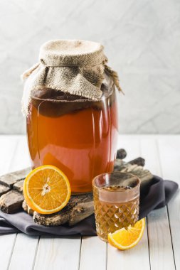 Yararlı bakteriler ile Kombucha çay içeceği