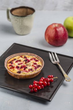 Kırmızı frenk üzümü çilek ve ışık üzerinde bir Fincan kahve ile Elma pasta 