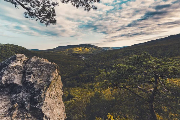 Berglandschaft, Herbstsonnenuntergang in den Felsen — Stockfoto