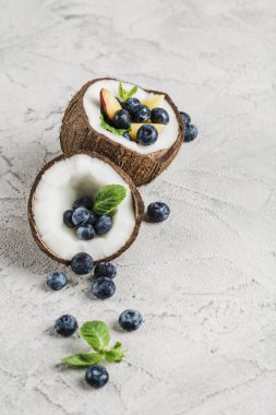 Taze yaban mersini ve hindistan cevizi nane kase ile şeftali 