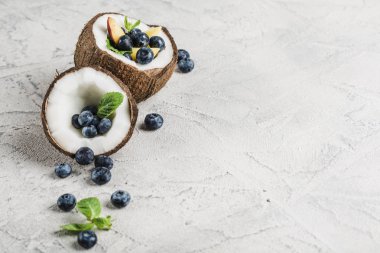 Taze yaban mersini ve hindistan cevizi nane kase ile şeftali