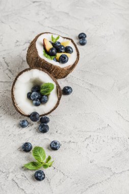 Taze yaban mersini ve hindistan cevizi nane kase ile şeftali