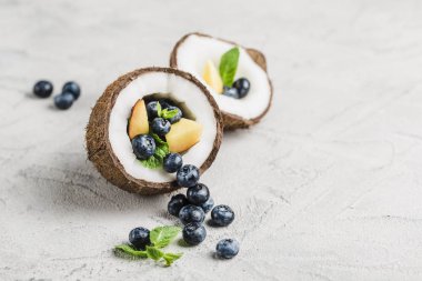 Taze yaban mersini ve hindistan cevizi nane kase ile şeftali