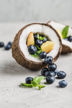 Taze yaban mersini ve hindistan cevizi nane kase ile şeftali 