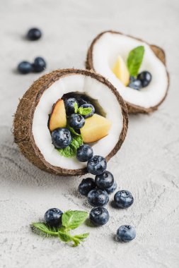 Taze yaban mersini ve hindistan cevizi nane kase ile şeftali 