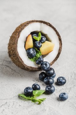 Taze yaban mersini ve hindistan cevizi nane kase ile şeftali 