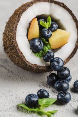 Taze yaban mersini ve hindistan cevizi nane kase ile şeftali 