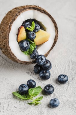 Taze yaban mersini ve hindistan cevizi nane kase ile şeftali 