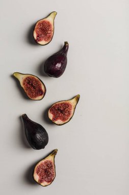 Taze incir, tüm ve dilimlenmiş bir ışık arka plan üst görünümü