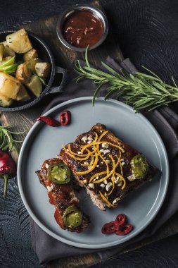 Siyah bir CE biber ile domates sosu ızgara domuz kaburga