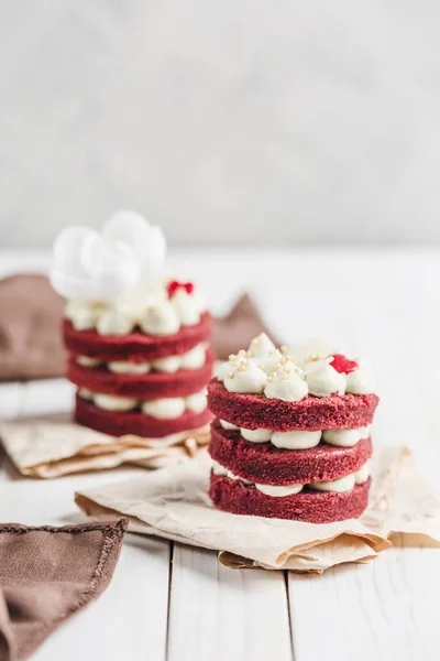 Ciasto ciastko Red Velvet z białym belgijskim śmietany czekoladowe — Zdjęcie stockowe