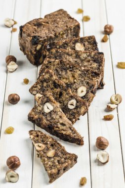 Ahşap Bir Tahta üzerinde fındık ve keten tohumu ile Glutensiz ekmek