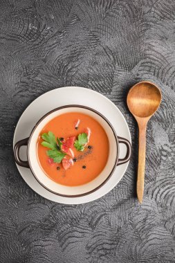 Domates, biber, sarımsak ve fre ile İspanyol soğuk gazpacho çorbası