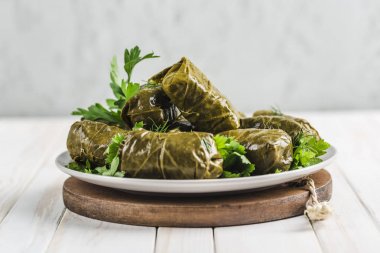 Lezzetli üzüm yaprakları dolması (geleneksel doom Akdeniz c
