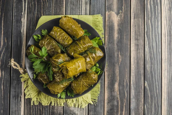 Delicious stuffed grape leaves (traditional doom Mediterranean c — Stock Photo, Image