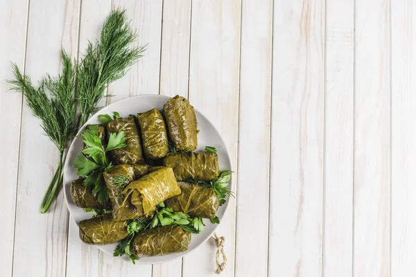 Delicious stuffed grape leaves (traditional doom Mediterranean c — Stock Photo, Image