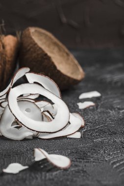 Siyah bir arka plan üzerinde Hindistan cevizi cips, arka planda iki cocon