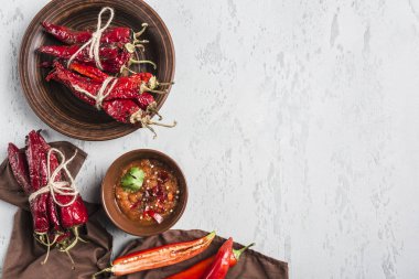 Hafif bir arka plan üzerinde baharatlı biber, flatlay.