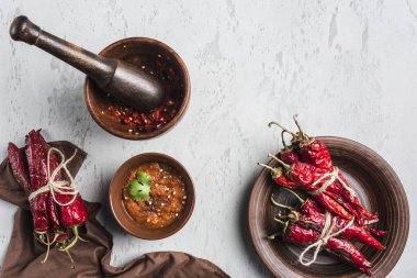 Hafif bir arka plan üzerinde baharatlı biber, flatlay.