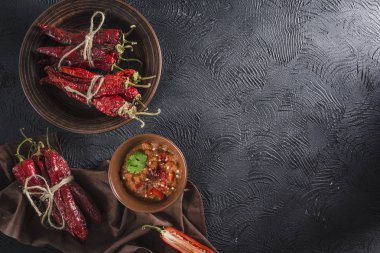 Seramik tabaklarda koyu bir arka plan üzerinde baharatlı biber, flatlay.