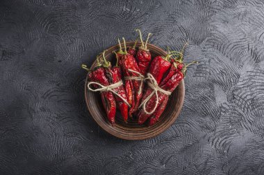Seramik tabaklarda koyu bir arka plan üzerinde baharatlı biber, flatlay.