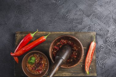 Ahşap bir B üzerinde seramik plakalar üzerinde koyu bir arka plan üzerinde Baharatlı biber