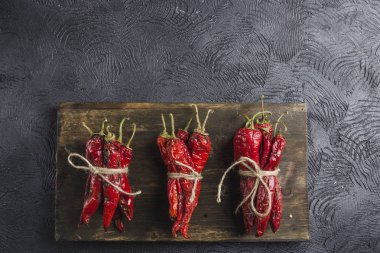 Ahşap bir Tahta üzerinde koyu bir arka plan üzerinde Baharatlı biber, flatlay.
