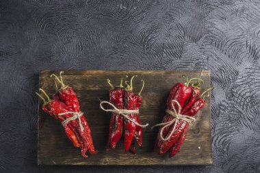 Ahşap bir Tahta üzerinde koyu bir arka plan üzerinde Baharatlı biber, flatlay.