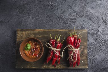 Ahşap bir B üzerinde seramik plakalar üzerinde koyu bir arka plan üzerinde Baharatlı biber