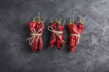 Koyu bir arka plan üzerinde baharatlı biber, flatlay.