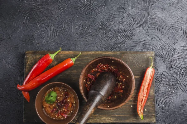 Ahşap bir B üzerinde seramik plakalar üzerinde koyu bir arka plan üzerinde Baharatlı biber