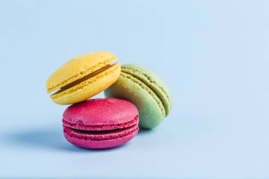 Mavi arka plan üzerinde renkli makaronlar, yakın çekim, Flatley ile 