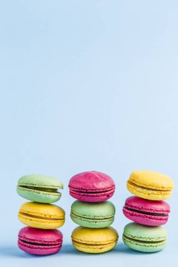 Mavi arka plan üzerinde renkli makaronlar, yakın çekim, Flatley ile 