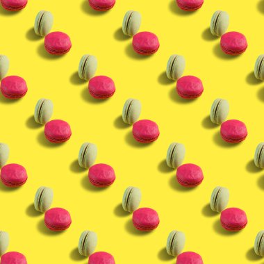 Sarı arka planda kusursuz badem kurabiyesi deseni.