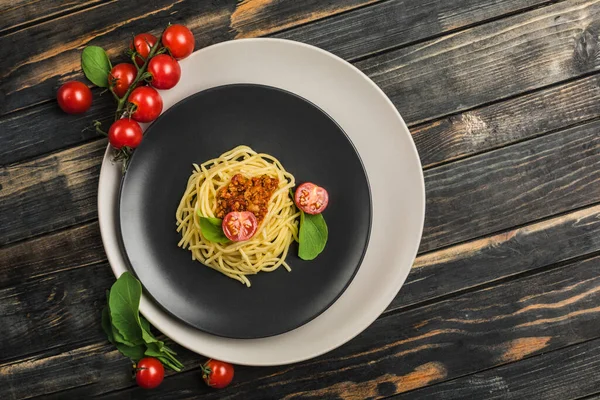 Deliziosa Pasta Bolognese Classica Italiana Con Pomodori Basilico Piatto Fondo — Foto Stock