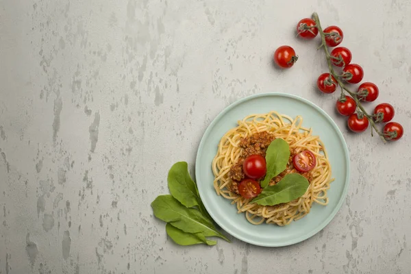 Deliziosa Pasta Bolognese Classica Italiana Con Pomodori Basilico Piatto Fondo — Foto Stock
