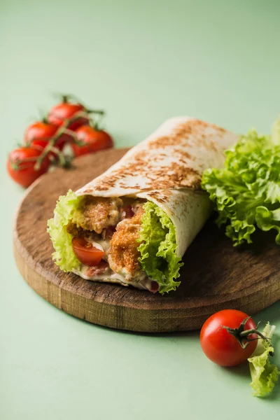 Rollen Mit Hühnchen Und Frischen Kirschtomaten Und Salat Auf Einem — Stockfoto