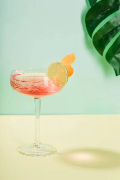Alcohol Margarita Cocktail Met Ijsfrappe Een Schijfje Limoen Sinaasappelschil Een — Stockfoto