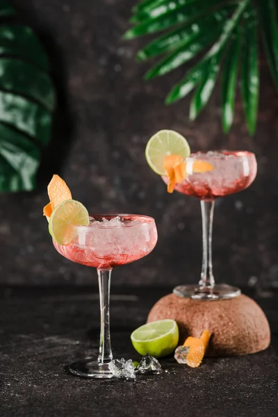 Buzlu Margarita Kokteyli Bir Dilim Limon Portakal Arkaplanda Palmiye Yapraklarıyla — Stok fotoğraf