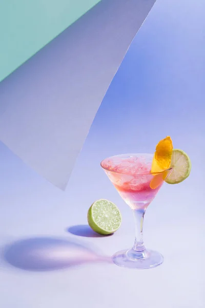 Buzlu Margarita Kokteyli Bir Dilim Limon Tropikal Arka Planda Kopyalanmış — Stok fotoğraf