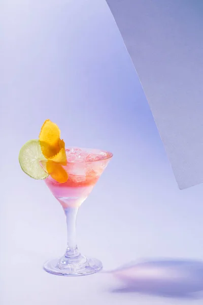 Alcohol Cóctel Margarita Con Frappe Hielo Una Rebanada Ralladura Lima — Foto de Stock