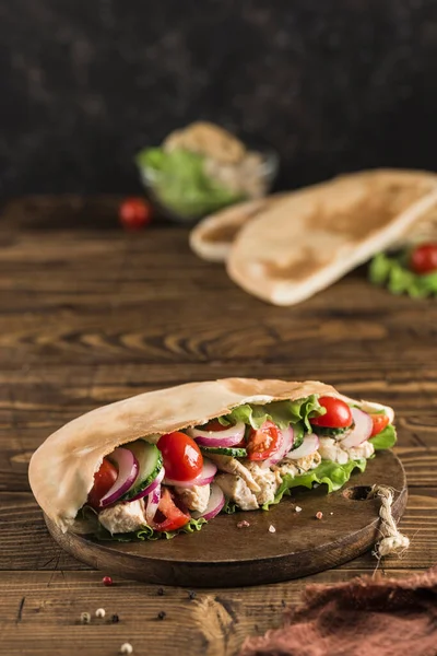 National Greek Fast Food Pita Pui Legume Proaspete Masă Lemn — Fotografie, imagine de stoc