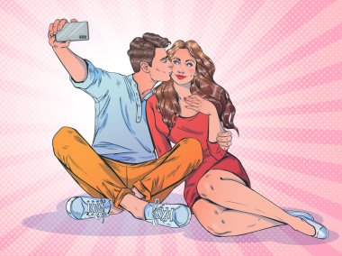 Birkaç sevgili telefonlarının kamerasıyla selfie çekti.