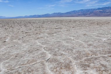 Ölüm vadisinde Badwater Havzası tuz gölü