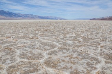Ölüm vadisinde Badwater Havzası tuz gölü