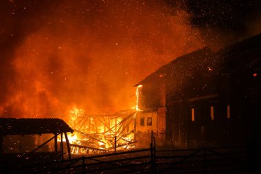 Nowa Biala, Polonya - beş kulübeler Nowa Biala Nowa Biala, Polonya 19.01.2018 köyde büyük yangında yanmış 19.01.2018 