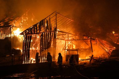 Nowa Biala, Polonya - beş kulübeler Nowa Biala Nowa Biala, Polonya 19.01.2018 köyde büyük yangında yanmış 19.01.2018 